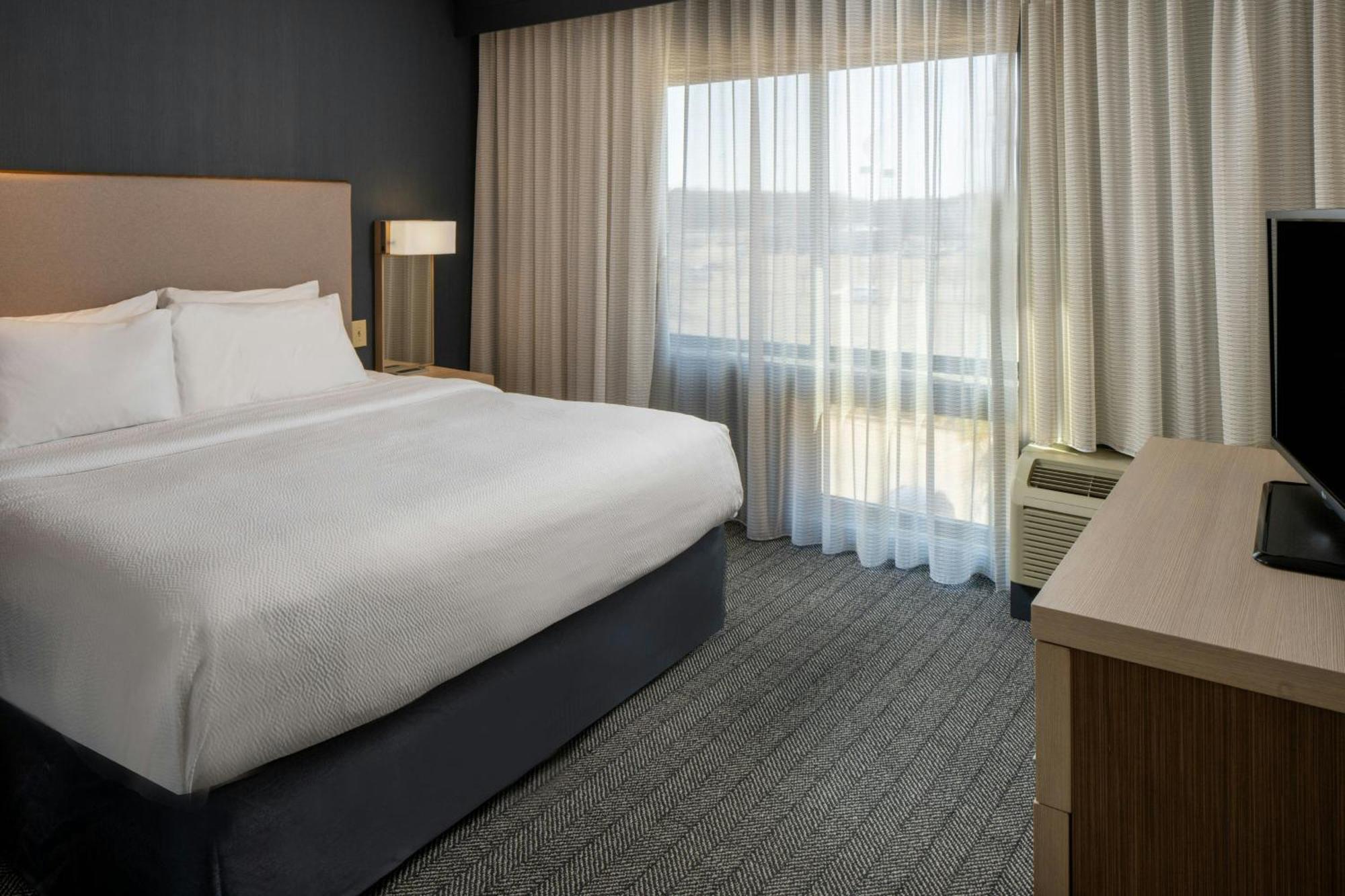 Courtyard By Marriott Jackson Airport/Pearl Hotel Exterior photo