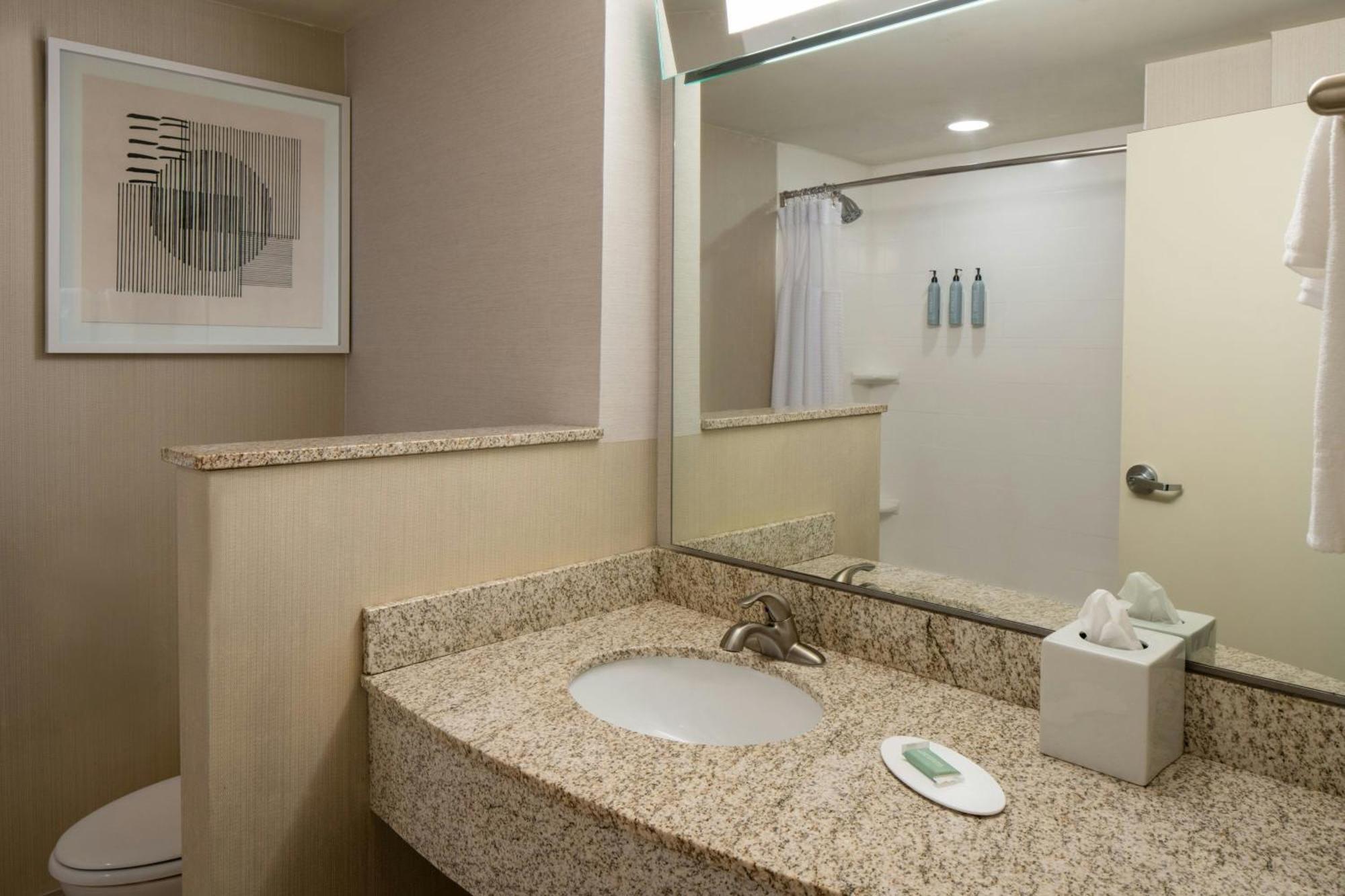Courtyard By Marriott Jackson Airport/Pearl Hotel Exterior photo